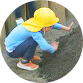 砂場で遊ぶ幼児